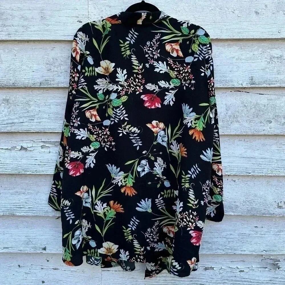 Life style Womens lightweight floral beach cover up excellent condition size